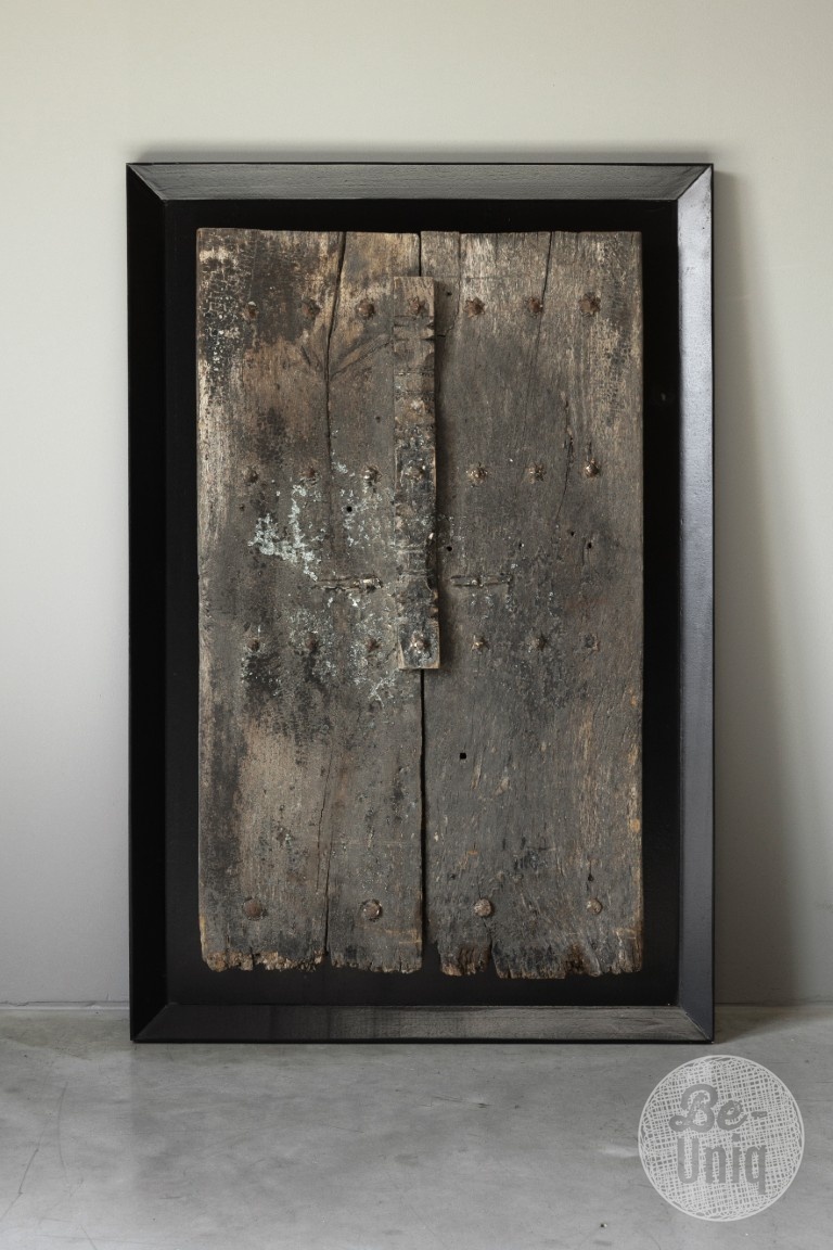 Be-Uniq Authentieke Deur Op Zwarte Sierlijst | India | H125 cm