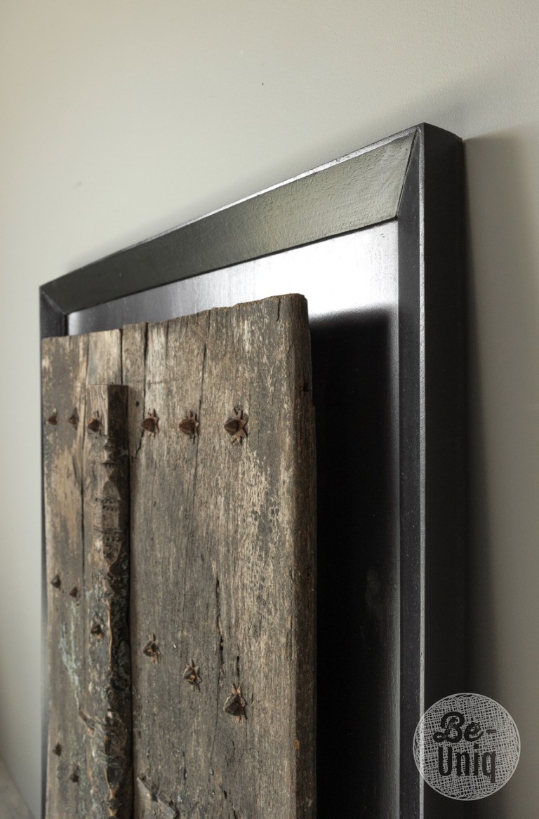 Be-Uniq Authentieke Deur Op Zwarte Sierlijst | India | H125 cm