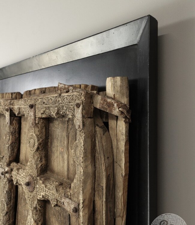 Be-Uniq Authentieke Deur Op Zwarte Sierlijst | India | H191 cm