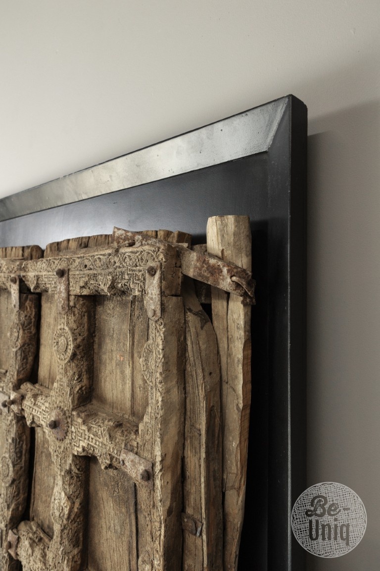 Be-Uniq Authentieke Deur Op Zwarte Sierlijst | India | H191 cm