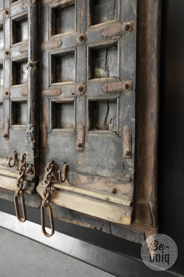 Be-Uniq Authentieke Deur Op Zwarte Sierlijst | India | H178 cm