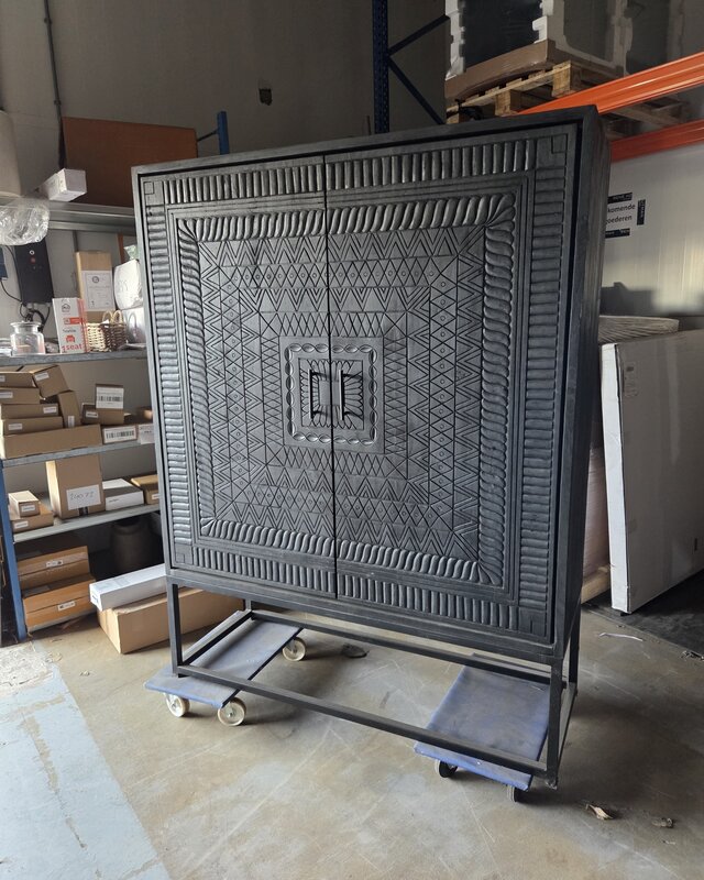 Rene Houtman Tweedekansje Kast 2-Deurs Dallie Zwart Vierkant Houtsnijwerk - B140xD50xH180 Cm