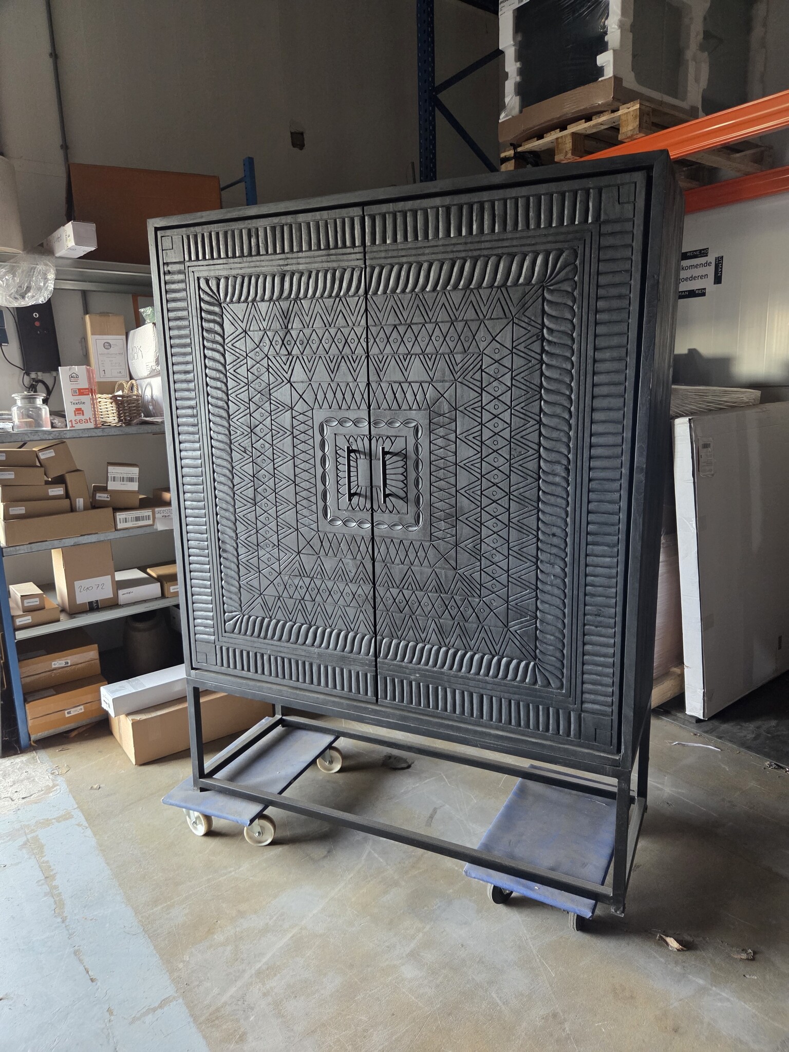 Rene Houtman Tweedekansje Kast 2-Deurs Dallie Zwart Vierkant Houtsnijwerk - B140xD50xH180 Cm