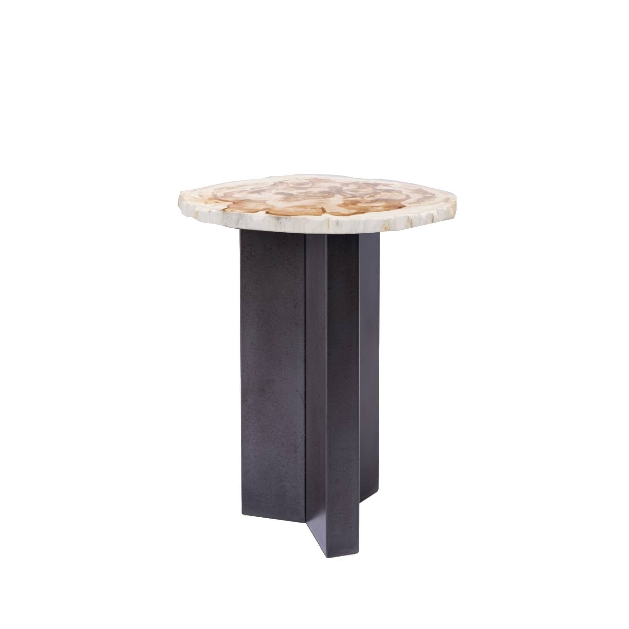 PTMD Jisse Natuurlijke versteend houten bijzettafel met gedraaide voet.