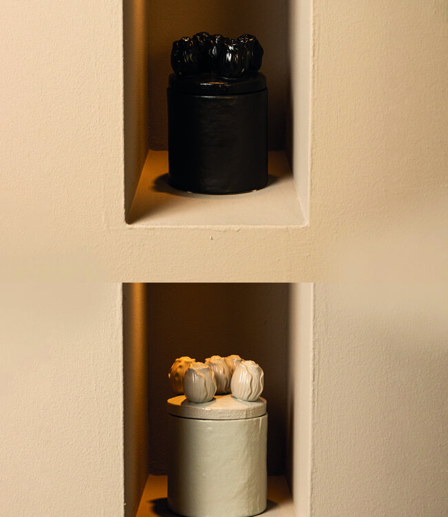 PTMD Krystine Zwart ronde keramische pot met tulpen bovenkant.