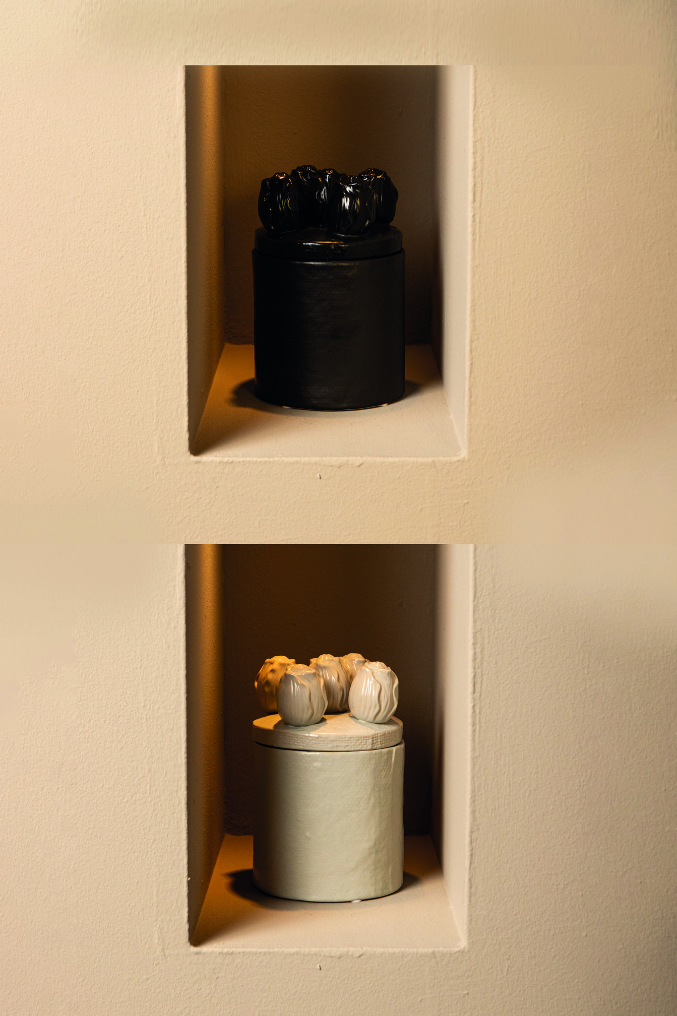 PTMD Krystine Zwart ronde keramische pot met tulpen bovenkant.