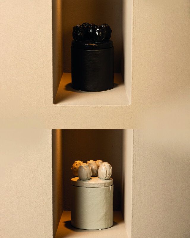 PTMD Krystine Zwart ronde keramische pot met tulpen bovenkant.