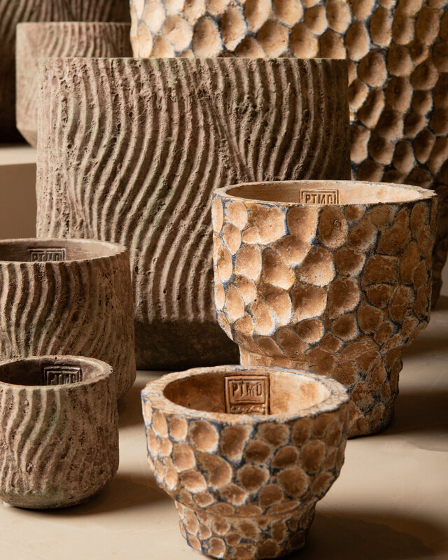 PTMD Liselot Bruine ovale cementen pot met gestempeld patroon M