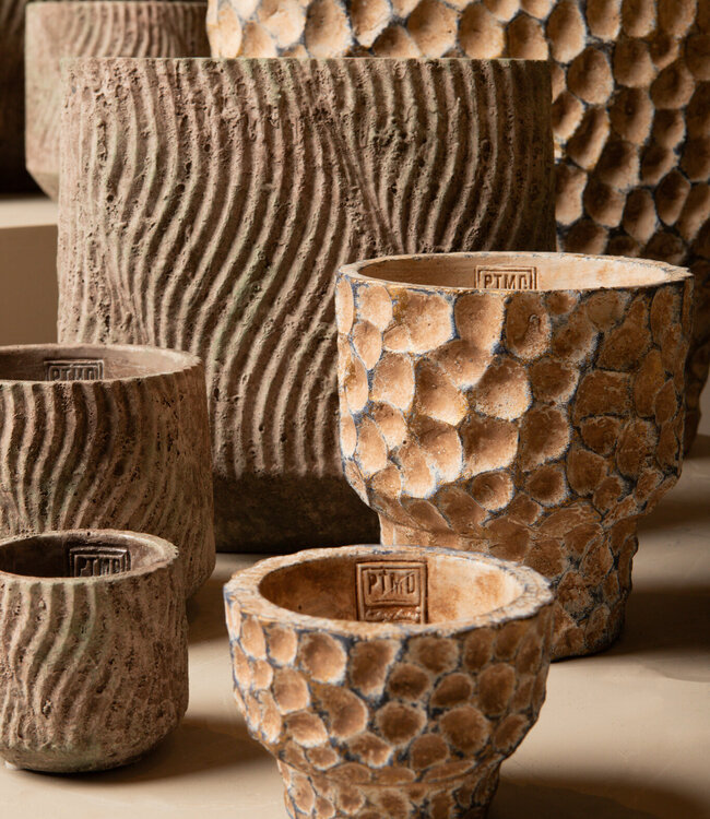 PTMD Liselot Bruine ovale cementen pot met gestempeld patroon M
