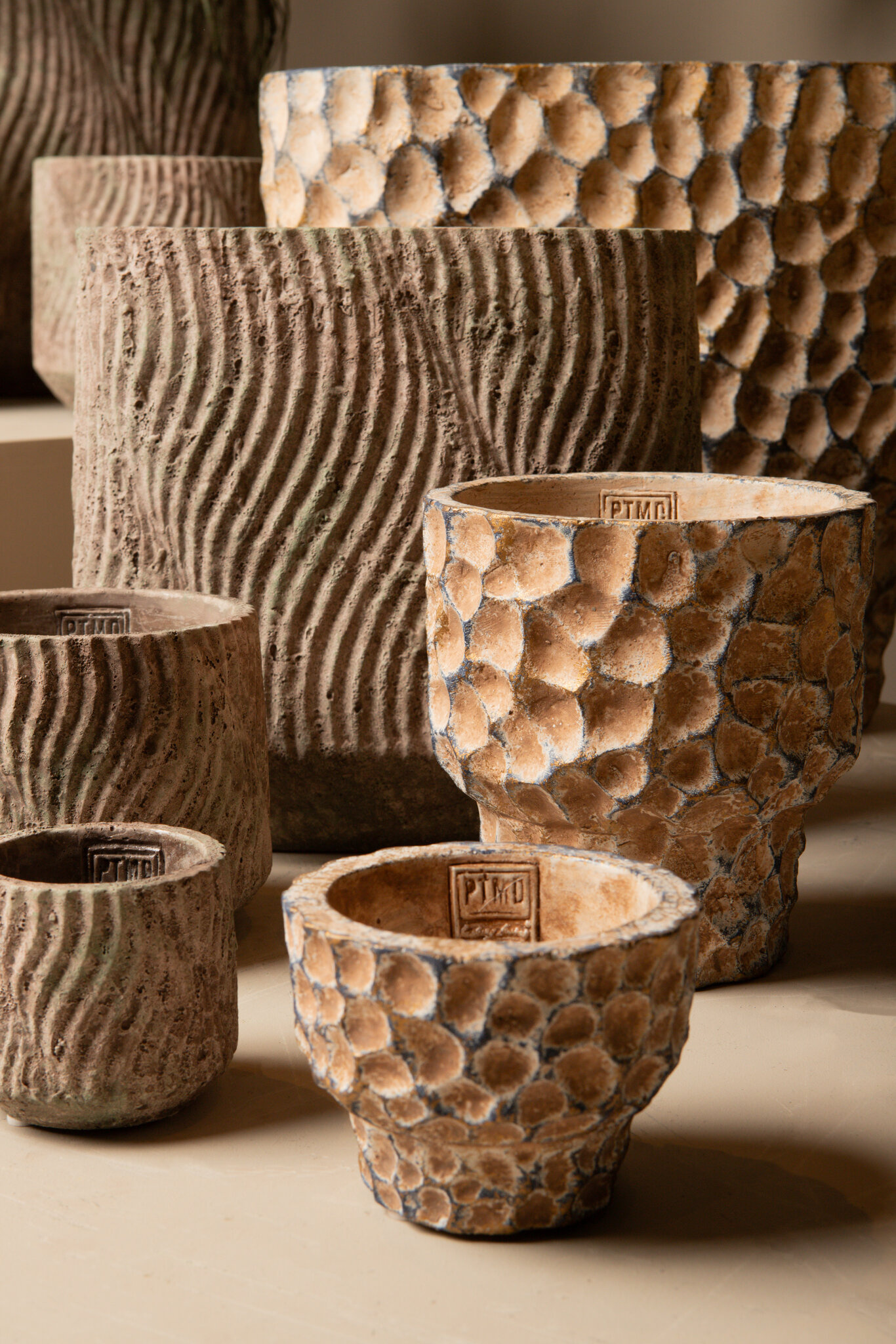 PTMD Liselot Bruine ovale cementen pot met gestempeld patroon M