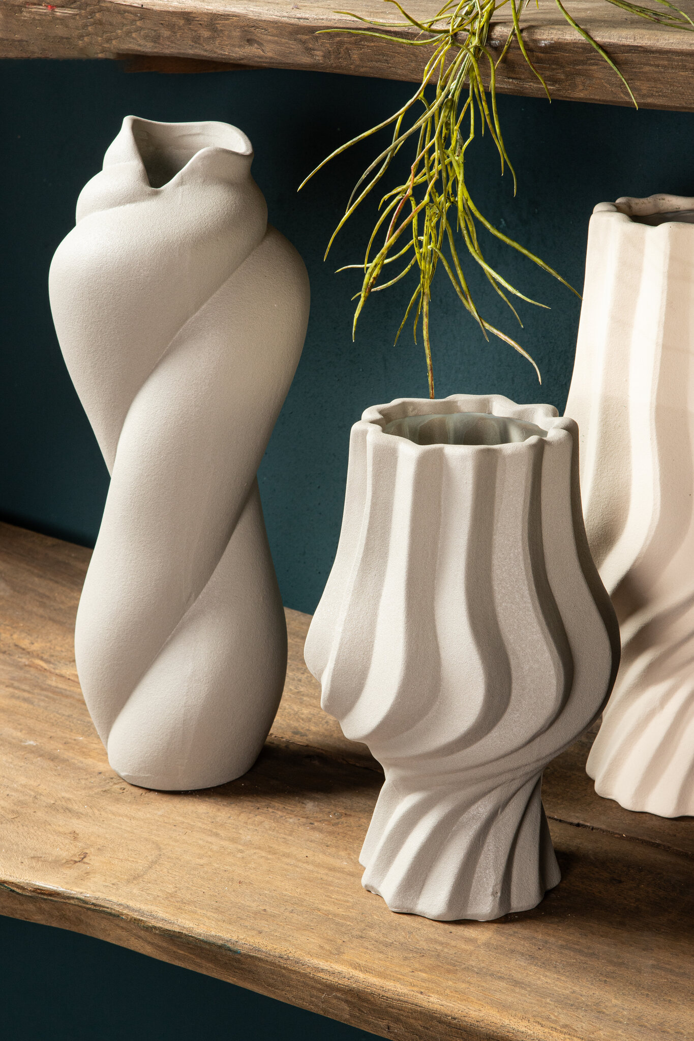 PTMD Clair Taupe keramische matglazuur swirl pot op voet