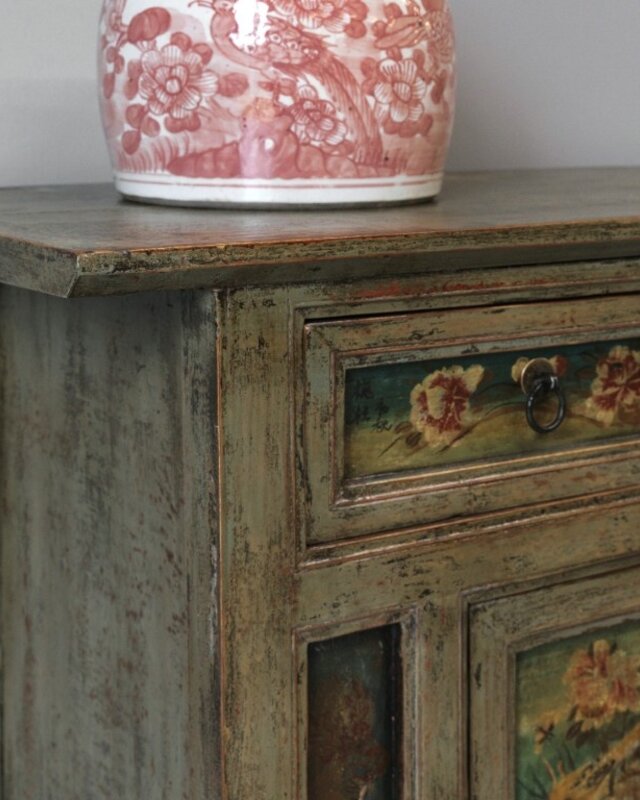 Be-Uniq Oud Beschilderd Dressoir | China | H92 x B102 x D43 cm