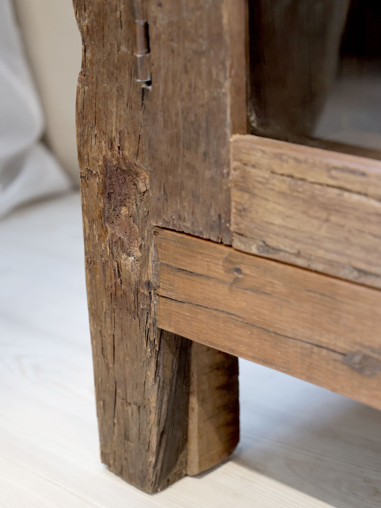Rene Houtman Vitrinekast Woods Hout 2-Deurs Glas H140 x B80 x D48 Cm