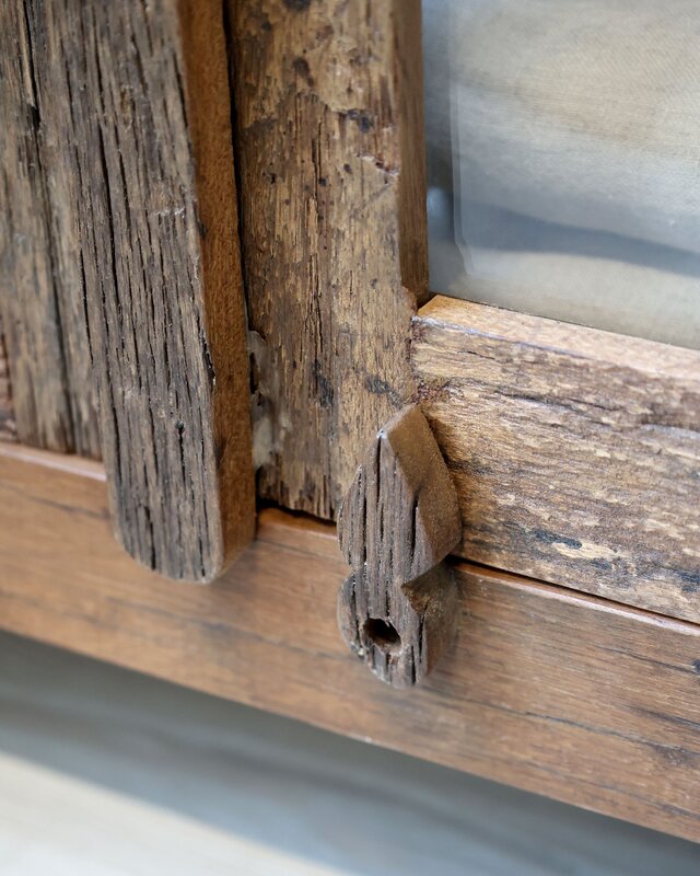 Rene Houtman Vitrinekast Woods Hout 2-Deurs Glas H140 x B80 x D48 Cm
