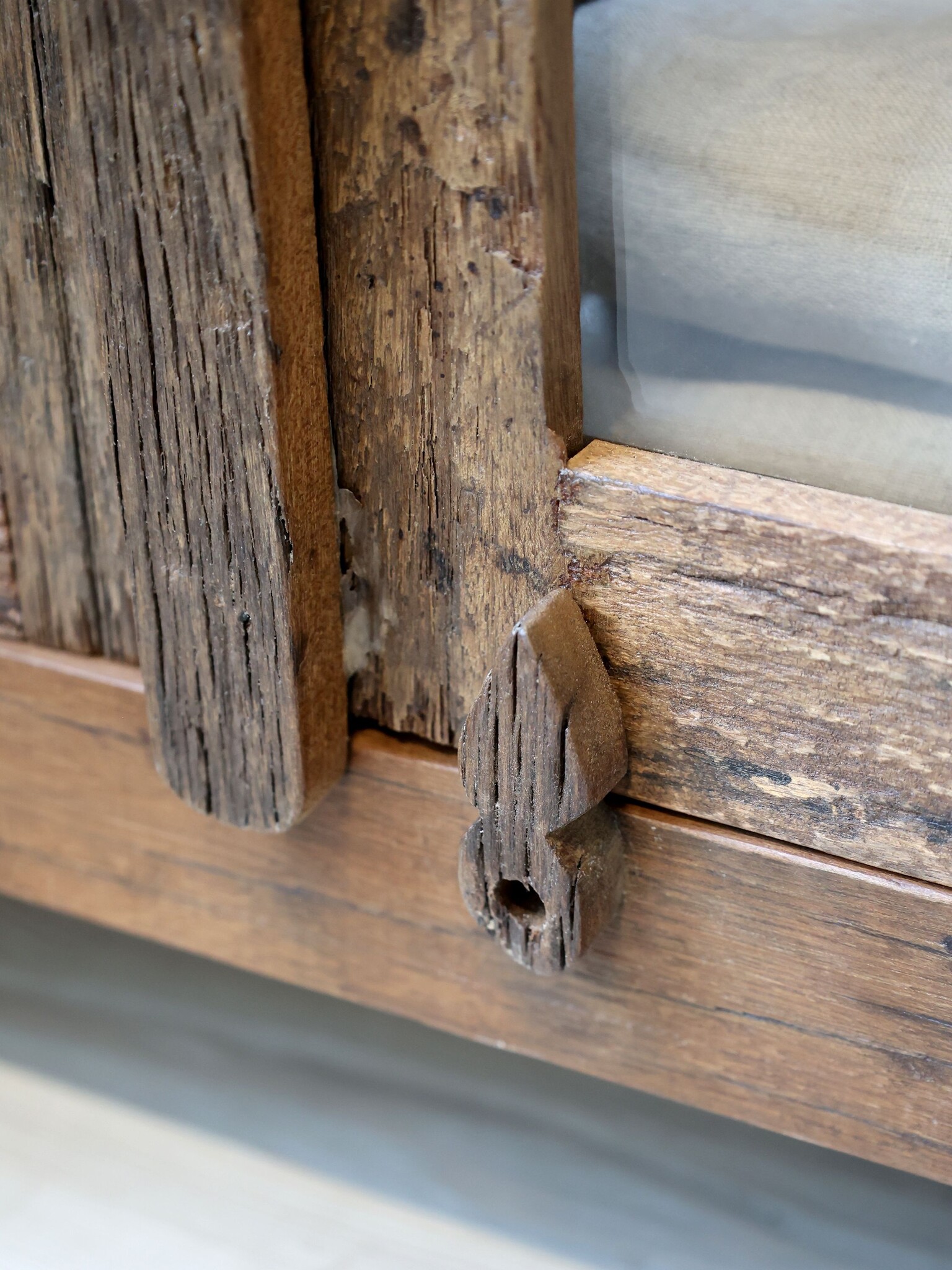 Rene Houtman Vitrinekast Woods Hout 2-Deurs Glas H140 x B80 x D48 Cm