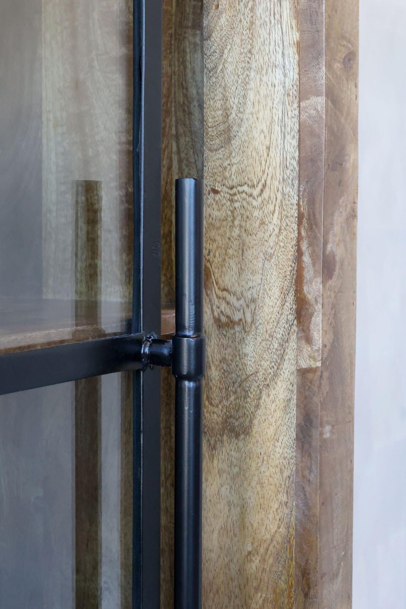 Rene Houtman Vitrinekast Mangie Hout 2 Schuifdeuren - H190 x B150 x D45 Cm