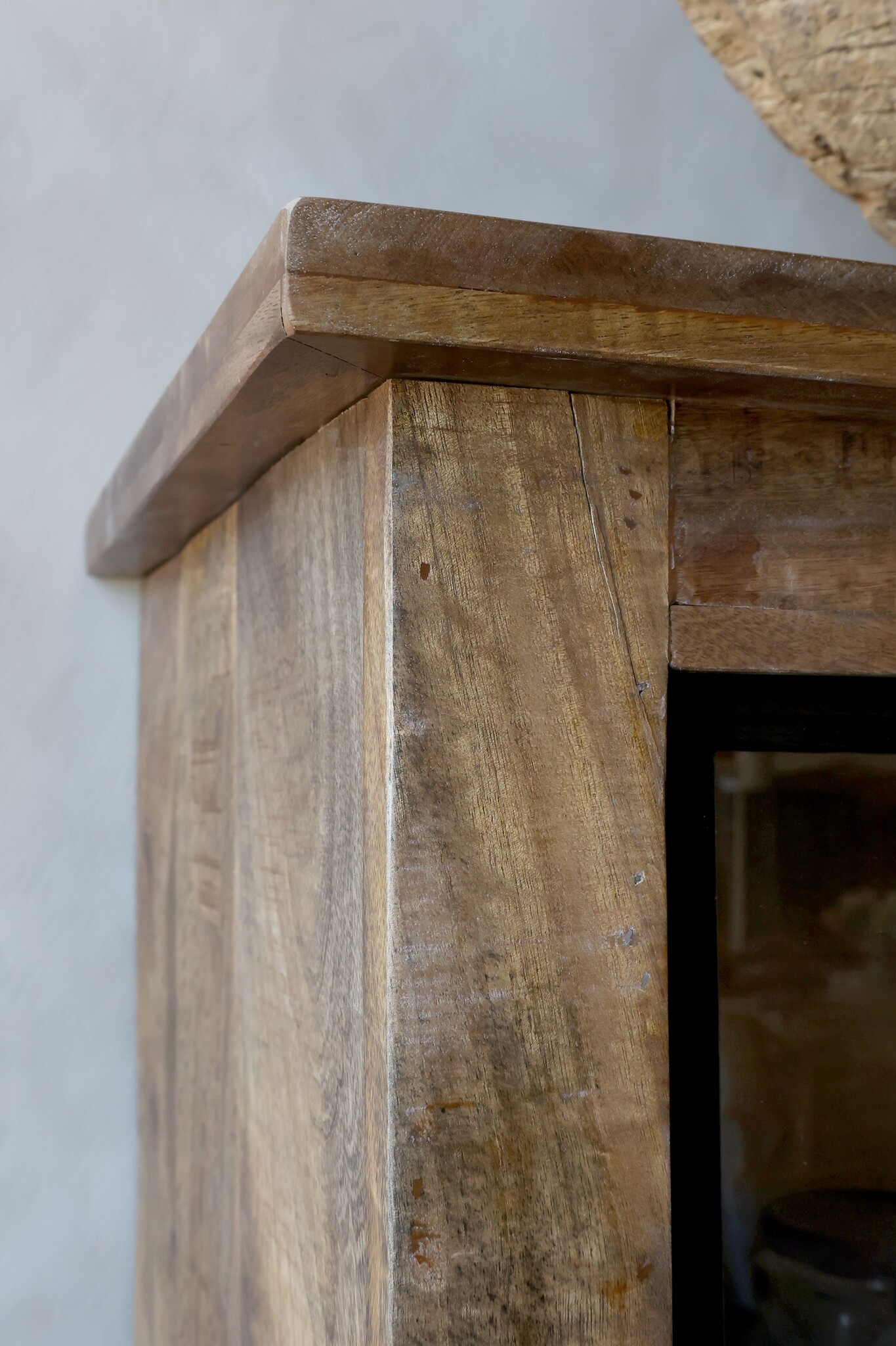 Rene Houtman Vitrinekast Mangie Hout 2 Schuifdeuren - H190 x B150 x D45 Cm