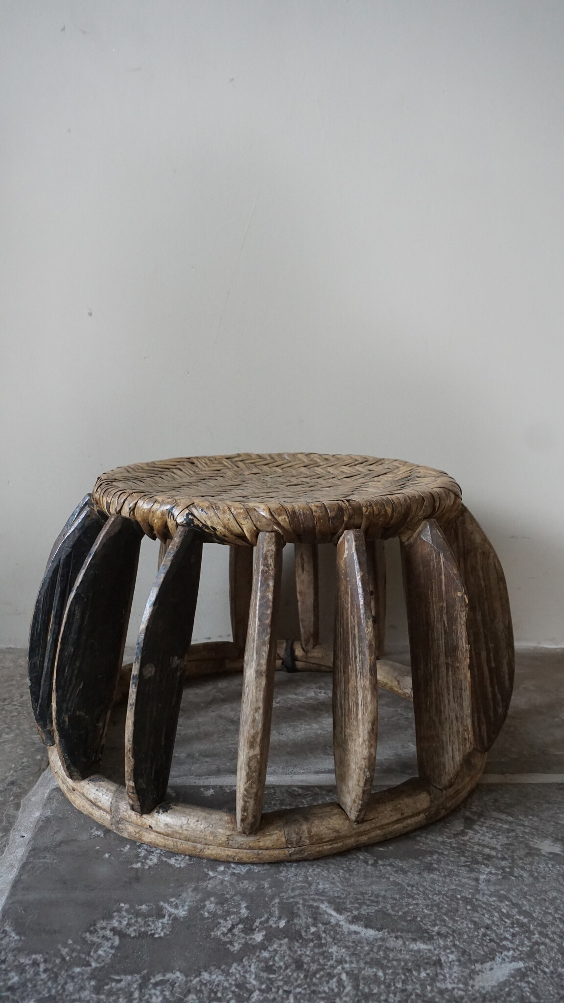Rene Houtman Oud Chinees Rattan Krukje | Nr 2 | Rond | Uniek | Ø 38,5 x H25