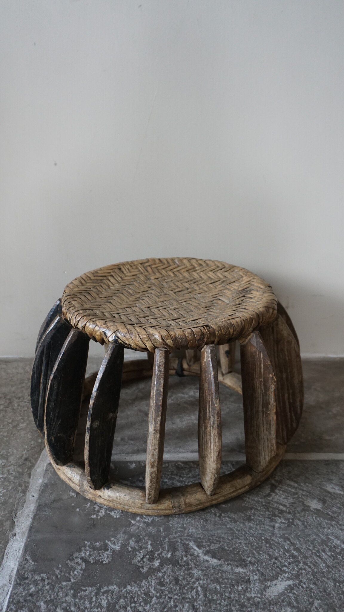 Rene Houtman Oud Chinees Rattan Krukje | Nr 2 | Rond | Uniek | Ø 38,5 x H25