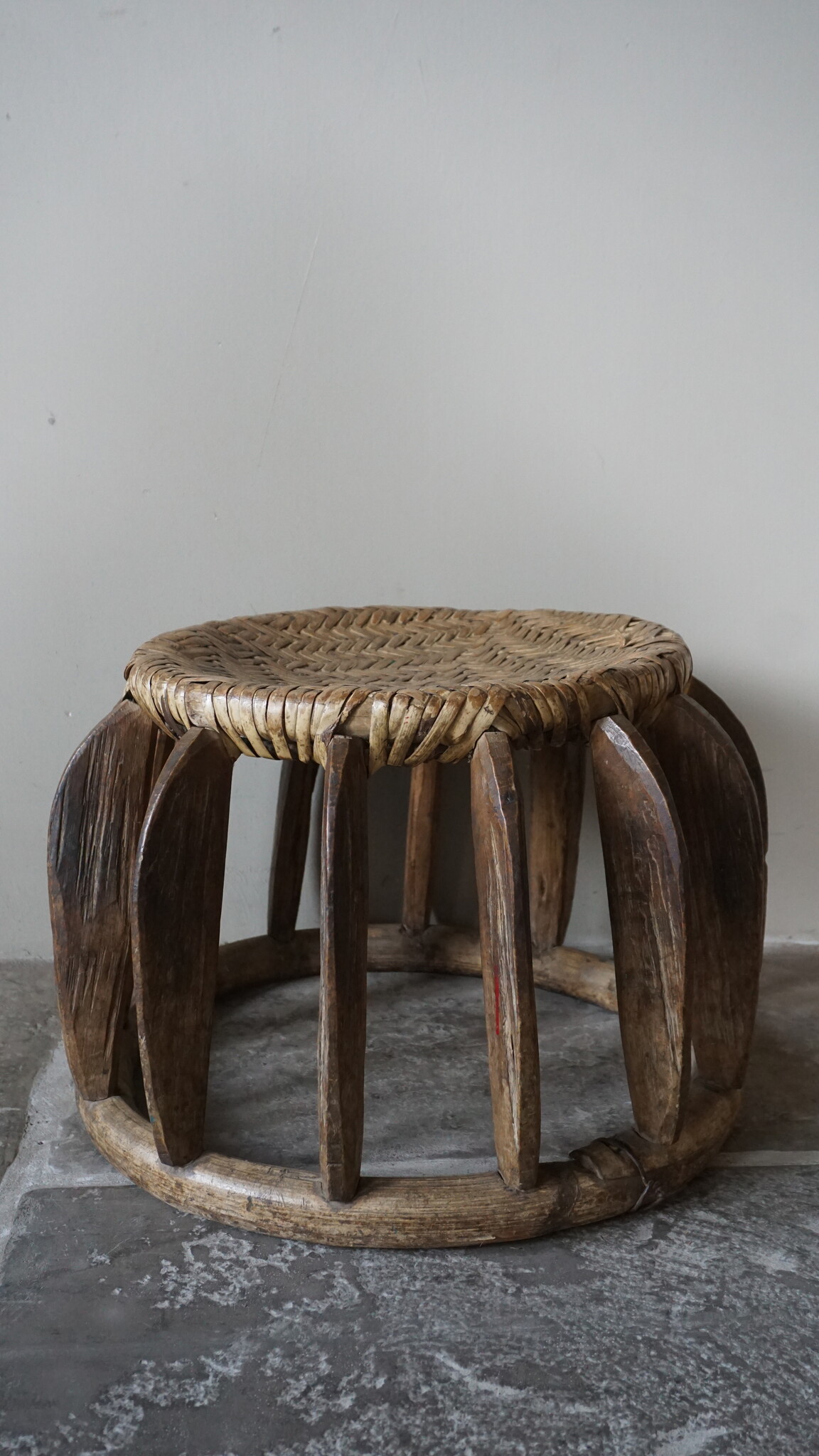 Rene Houtman Oud Chinees Rattan Krukje | Nr 3 | Rond | Uniek | Ø 38,5 x H28