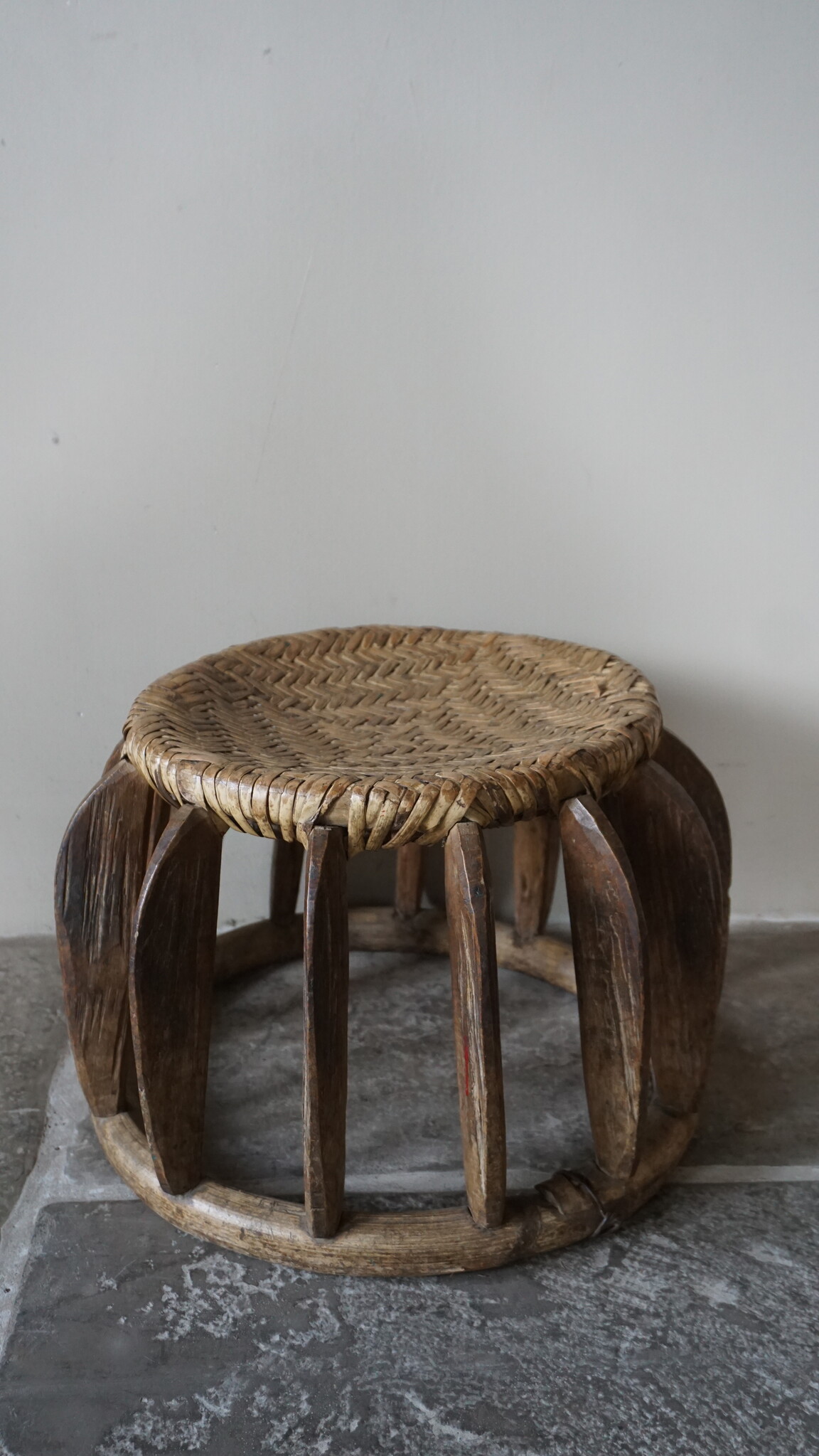 Rene Houtman Oud Chinees Rattan Krukje | Nr 3 | Rond | Uniek | Ø 38,5 x H28
