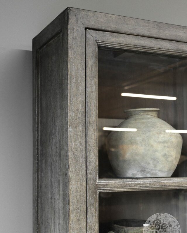 be-uniq Vitrinekast Smal | Links | Patine Collection