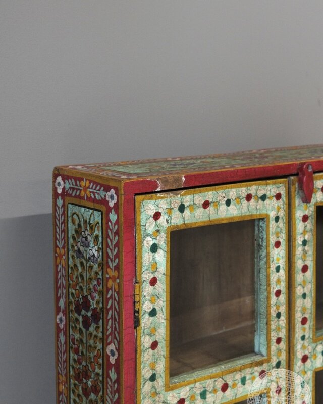 Be-Uniq Oud Beschilderd Vitrinekastje | India | H81xB55xD16 cm