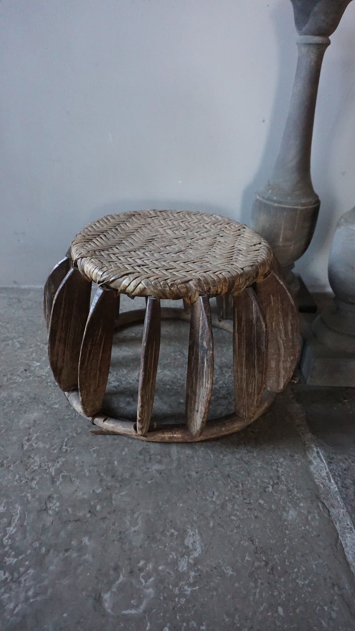 Rene Houtman Oud Chinees Rattan Krukje – Rond – Uniek – Ø38 x H26 cm