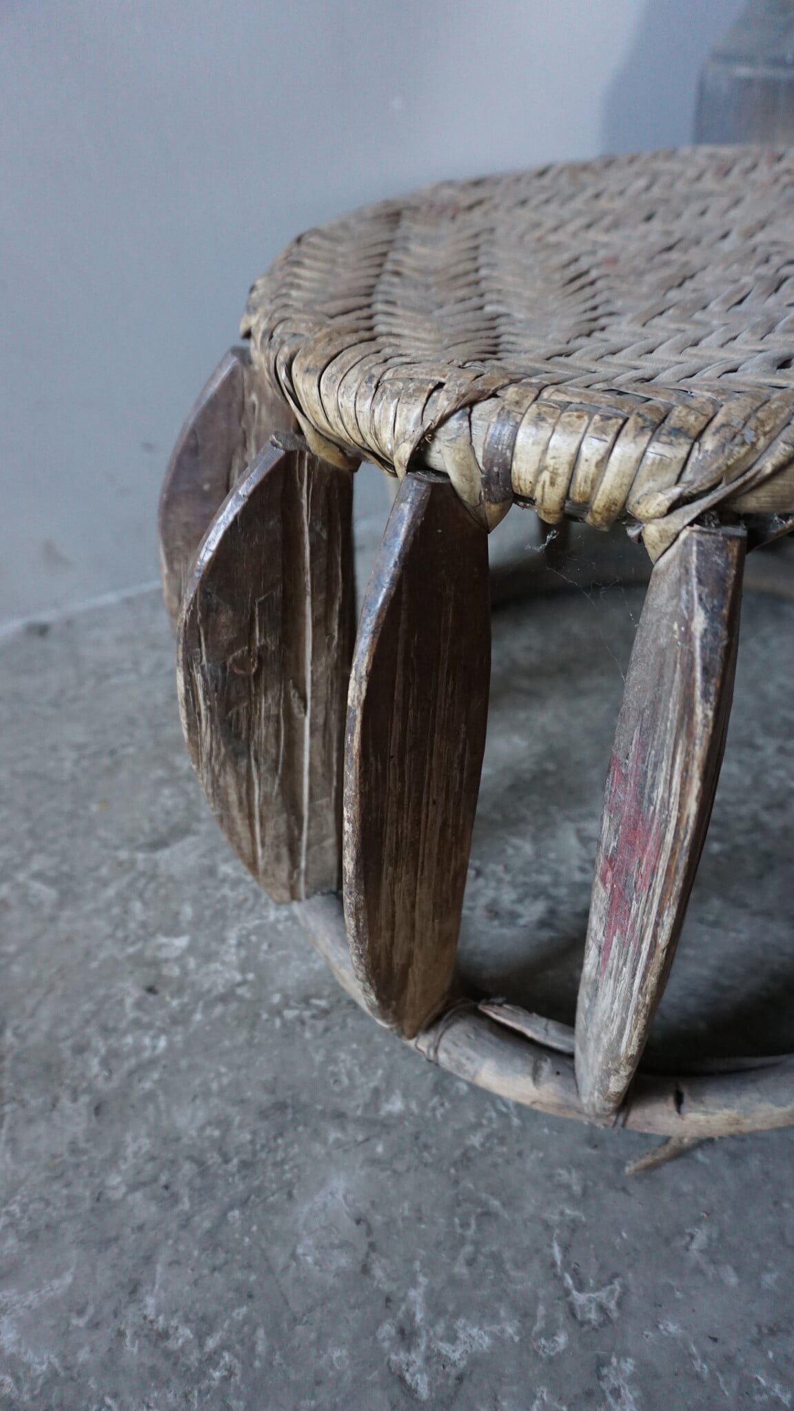Rene Houtman Oud Chinees Rattan Krukje – Rond – Uniek – Ø38 x H26 cm
