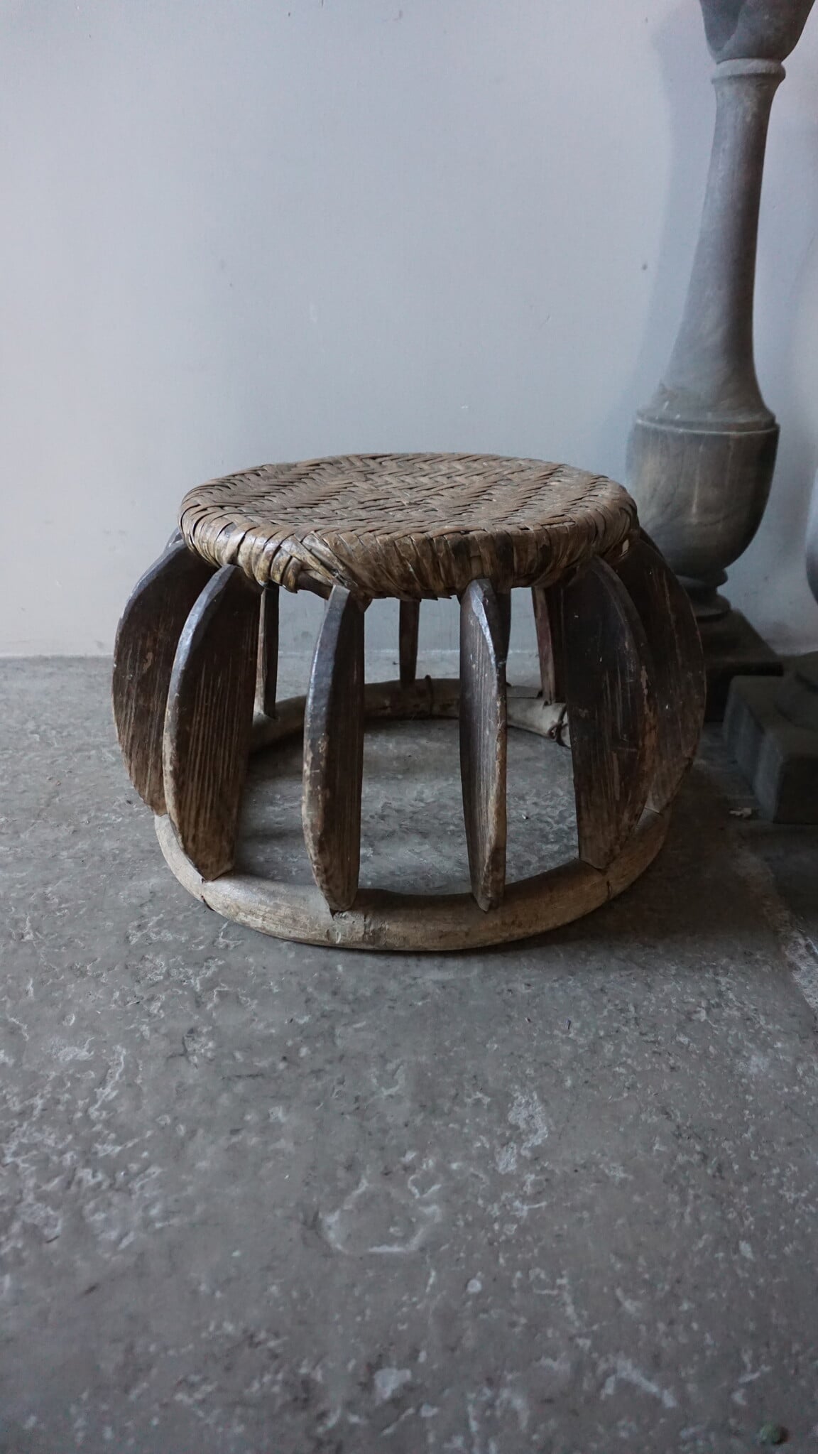 Rene Houtman Oud Chinees Rattan Krukje – Rond – Uniek – Ø 39 x H 26 cm
