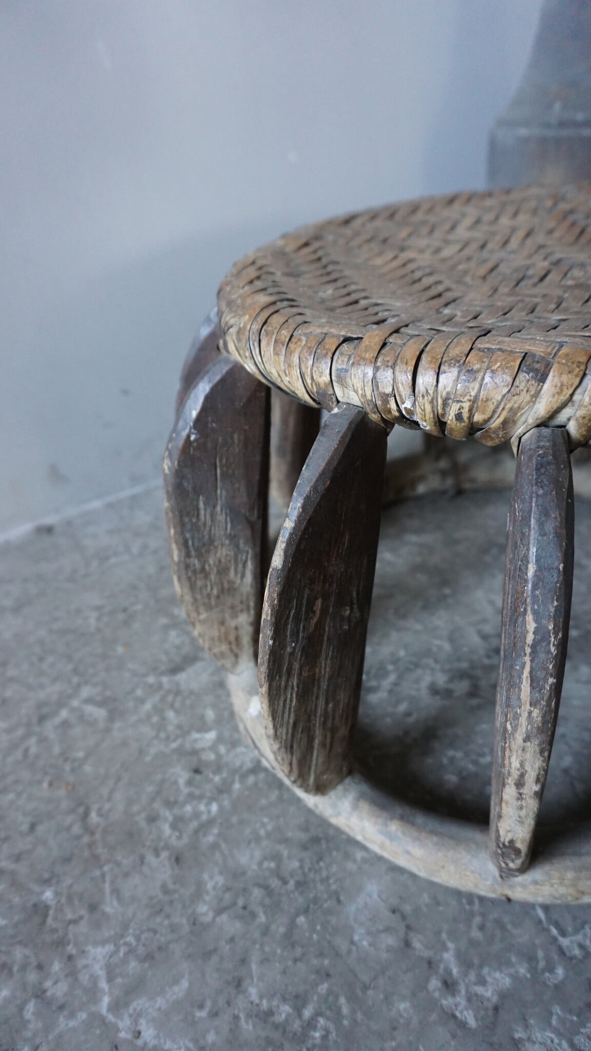 Rene Houtman Oud Chinees Rattan Krukje – Rond – Uniek – Ø 39 x H 26 cm