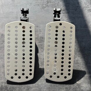 Quingo Plus Voetenplaat links + rechts compleet met bevestiging - Tweedehands