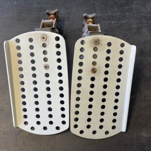 Quingo Toura 2 Voetenplaat links + rechts compleet met bevestiging - Tweedehands