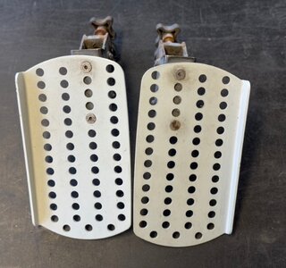 Quingo Toura 2 Voetenplaat links + rechts compleet met bevestiging - Tweedehands
