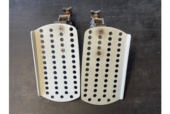 Quingo Toura 2 Quingo Toura 2 Voetenplaat links + rechts compleet met bevestiging - Tweedehands