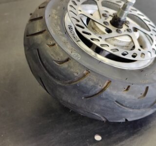 Quingo Vitess 2 voorwiel met schijfrem en goede band - Tweedehands