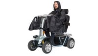 Scootmobiel en slecht weer: zo blijft u droog en veilig onderweg