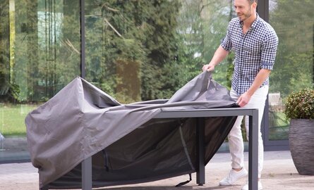 Hoe maak ik mijn tuinmeubelen schoon? Tips voor reinigen, beschermen en opbergen