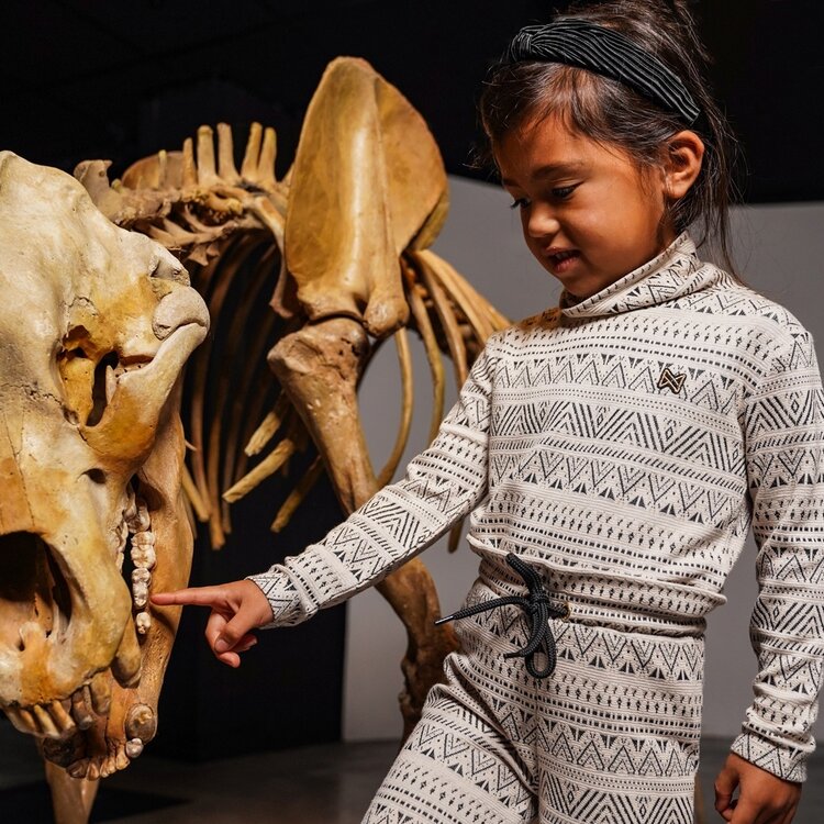 Koko Noko girls‘ sweater with turtleneck off-white ethnic print | O56937-37