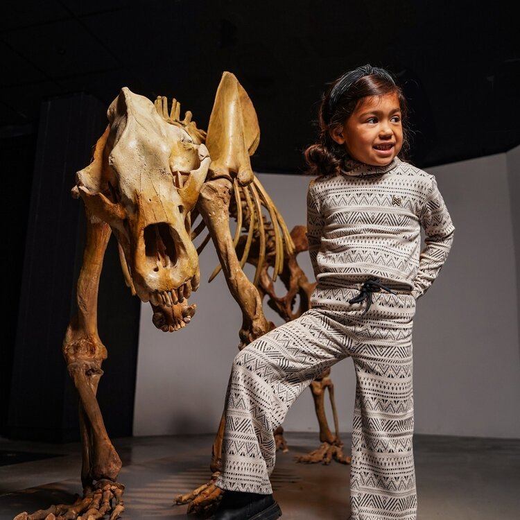 Koko Noko Mädchenhose mit weitem Bein in Off-White mit Ethno-Print | O56940-37