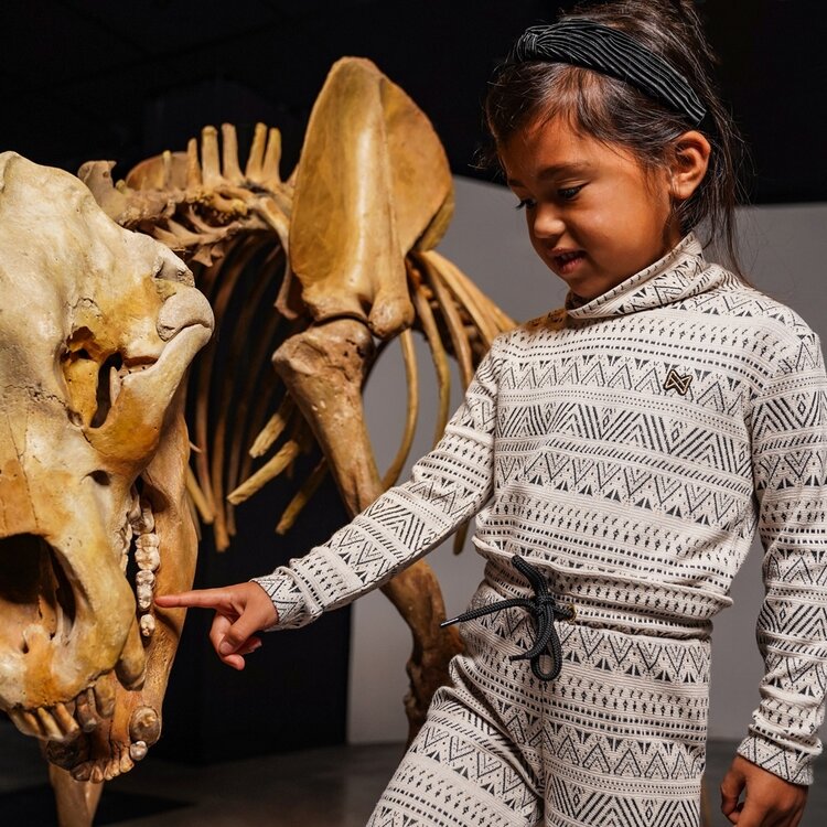 Koko Noko Mädchenhose mit weitem Bein in Off-White mit Ethno-Print | O56940-37