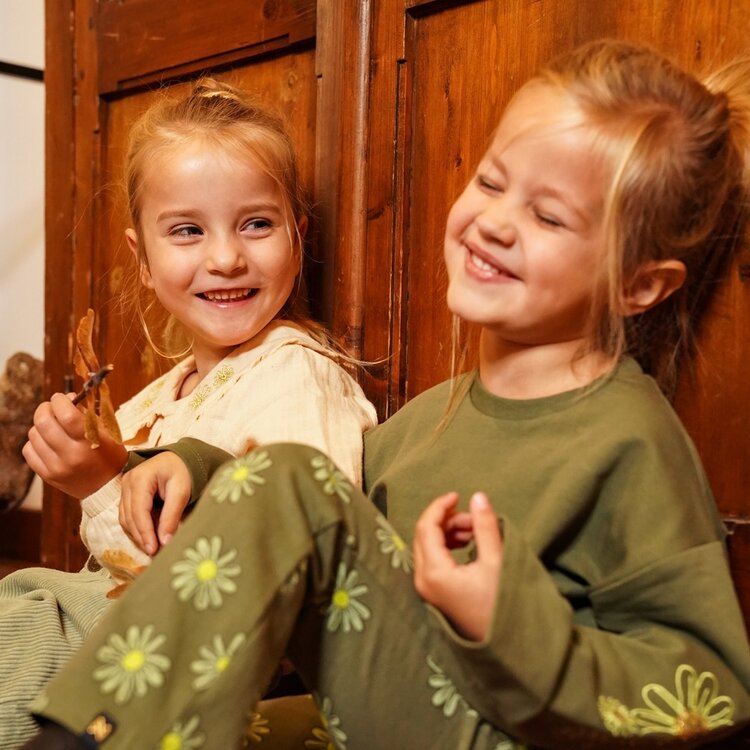 Koko Noko Mädchen-Leggings mit ausgestelltem Bein armeegrün mit Blumen | O56962-37