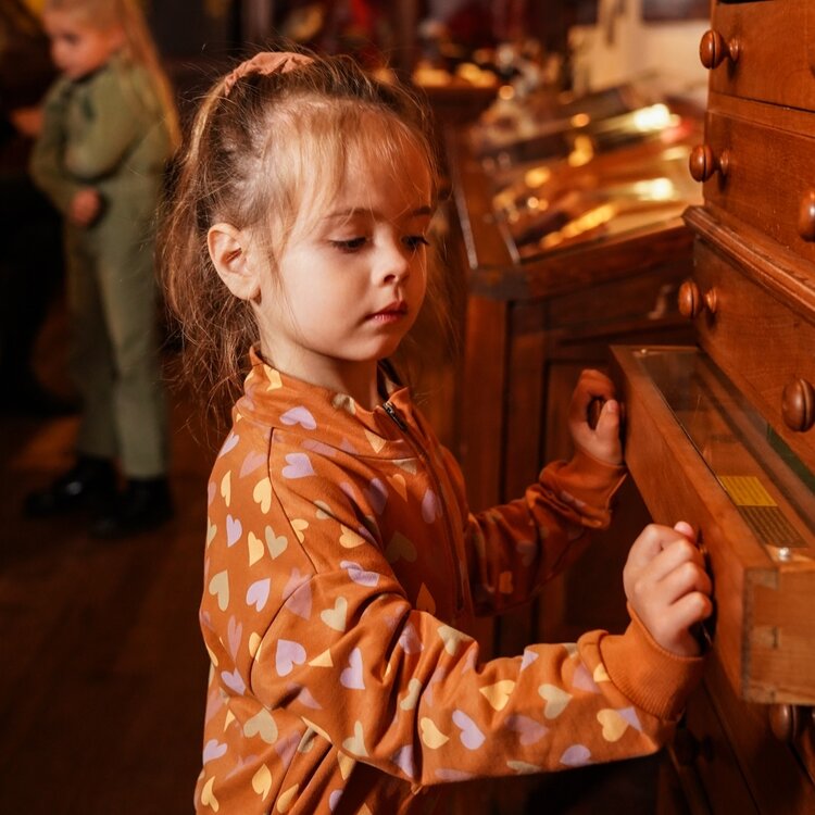 Koko Noko Mädchenkleid Braun mit Herzen | O56975-37