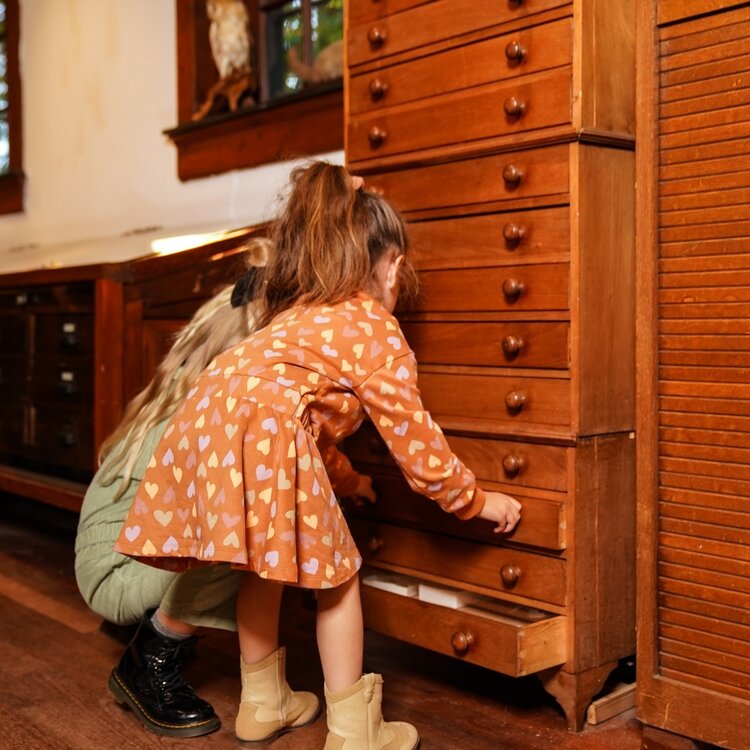 Koko Noko Mädchenkleid Braun mit Herzen | O56975-37