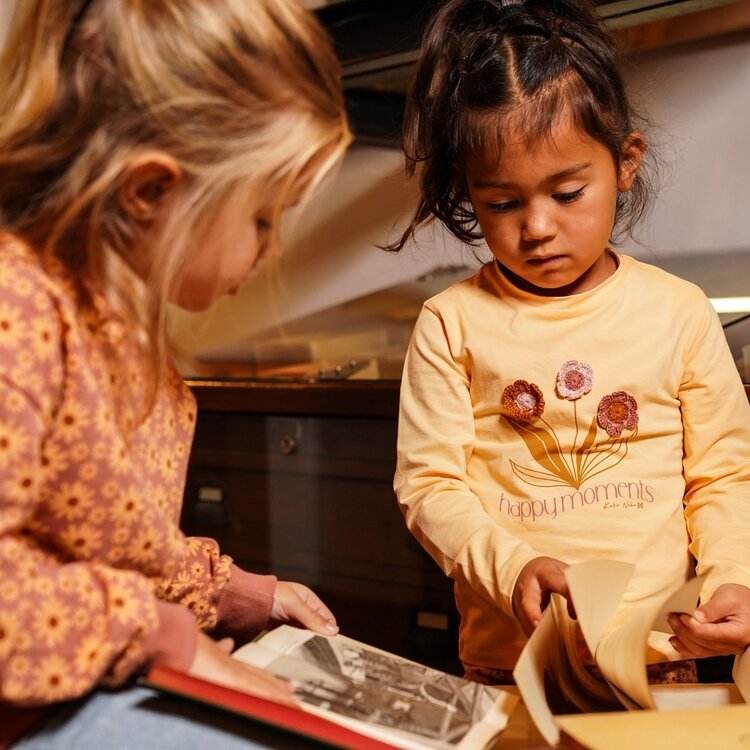 Koko Noko Mädchen-Langarmshirt, pfirsichrosa, gehäkelte Blumen | O56982-37