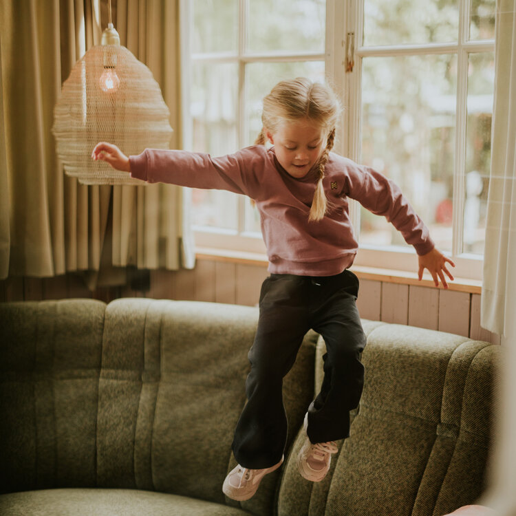 Koko Noko Mädchen Jogginghose mit weitem Bein in Schwarz aus Bio-Baumwolle | WN1916