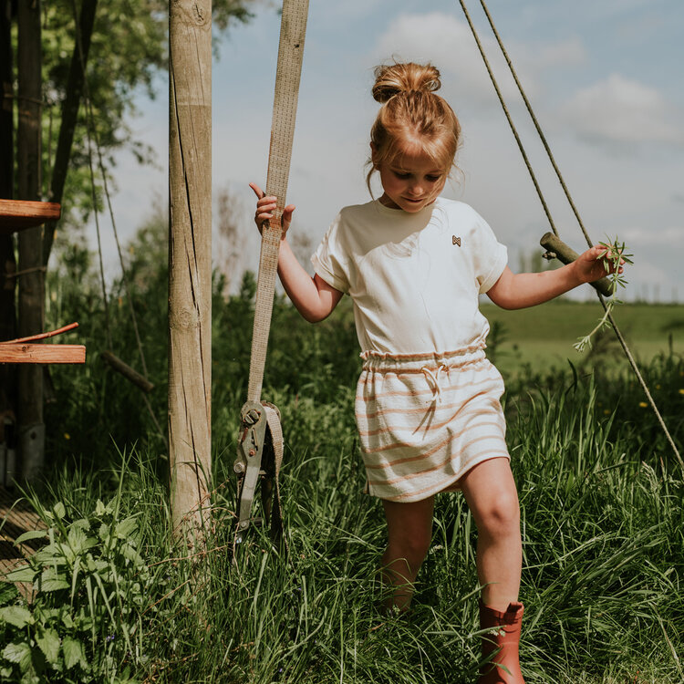 Koko Noko Mädchenkleid in Off-White mit sandfarbenen Streifen aus Baumwolle | N58908-37