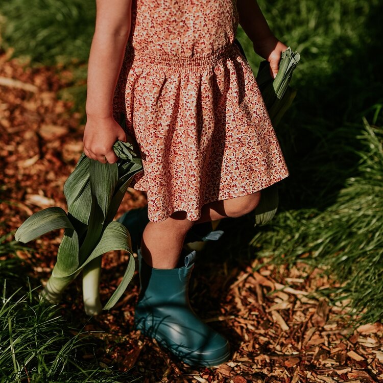 Koko Noko Mädchenkleid in zartem Orange mit Blumenmuster | N58933-37