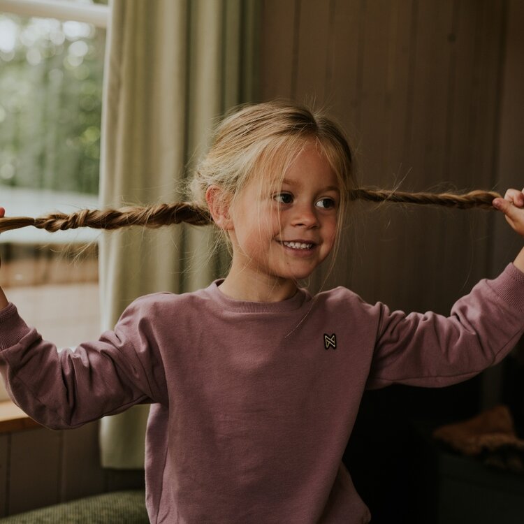 Koko Noko Mädchen-Sweatshirt mit überschnittenen Schultern in Altrosa aus Bio-Baumwolle | WN1910