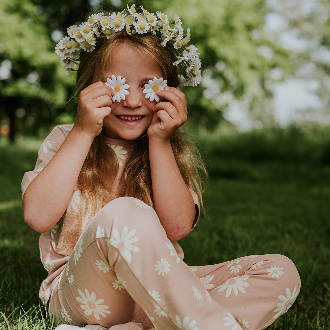 Halfopgestoken haar met bloemen